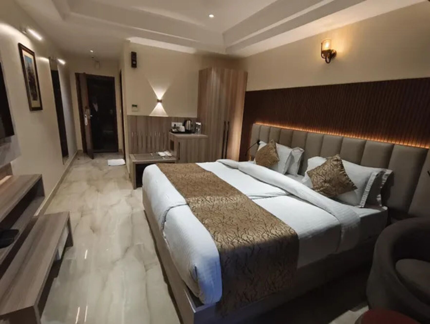 Egyptian cotton sheets, premium bedding, in-room safe, free WiFi