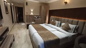 Egyptian cotton sheets, premium bedding, in-room safe, free WiFi