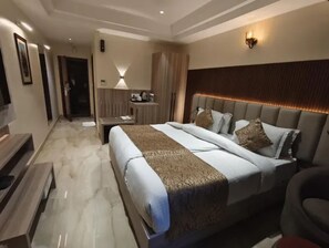 Egyptian cotton sheets, premium bedding, in-room safe, free WiFi - Fabhotel Vishwam Residency (Varanasi)