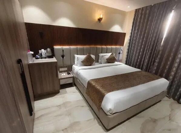 Egyptian cotton sheets, premium bedding, in-room safe, free WiFi - Fabhotel Vishwam Residency (Varanasi)