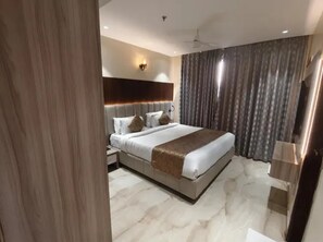 Egyptian cotton sheets, premium bedding, in-room safe, free WiFi - Fabhotel Vishwam Residency (Varanasi)