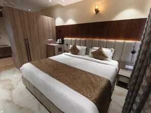 Egyptian cotton sheets, premium bedding, in-room safe, free WiFi - Fabhotel Vishwam Residency (Varanasi)