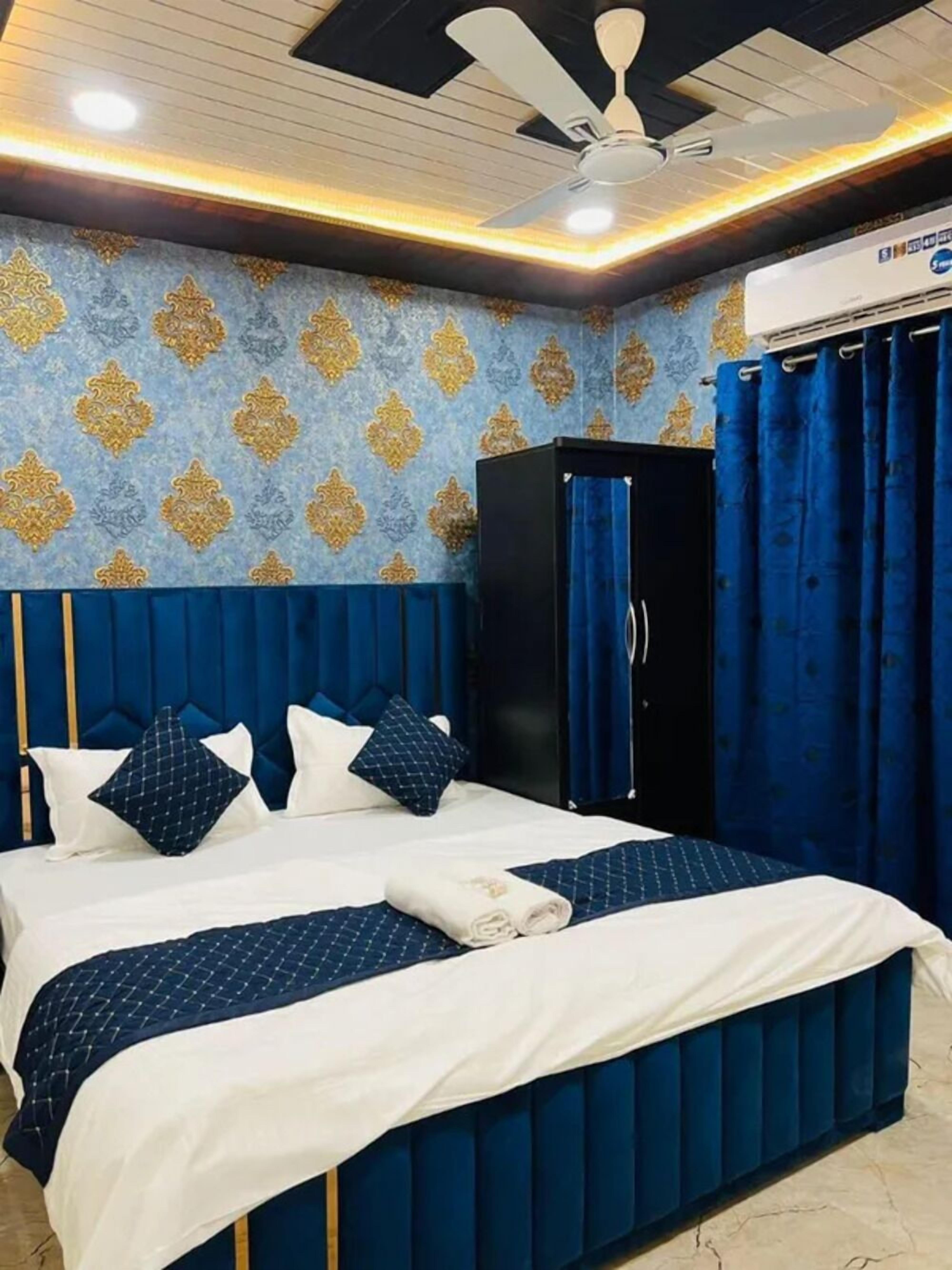 Egyptian cotton sheets, premium bedding, in-room safe, free WiFi