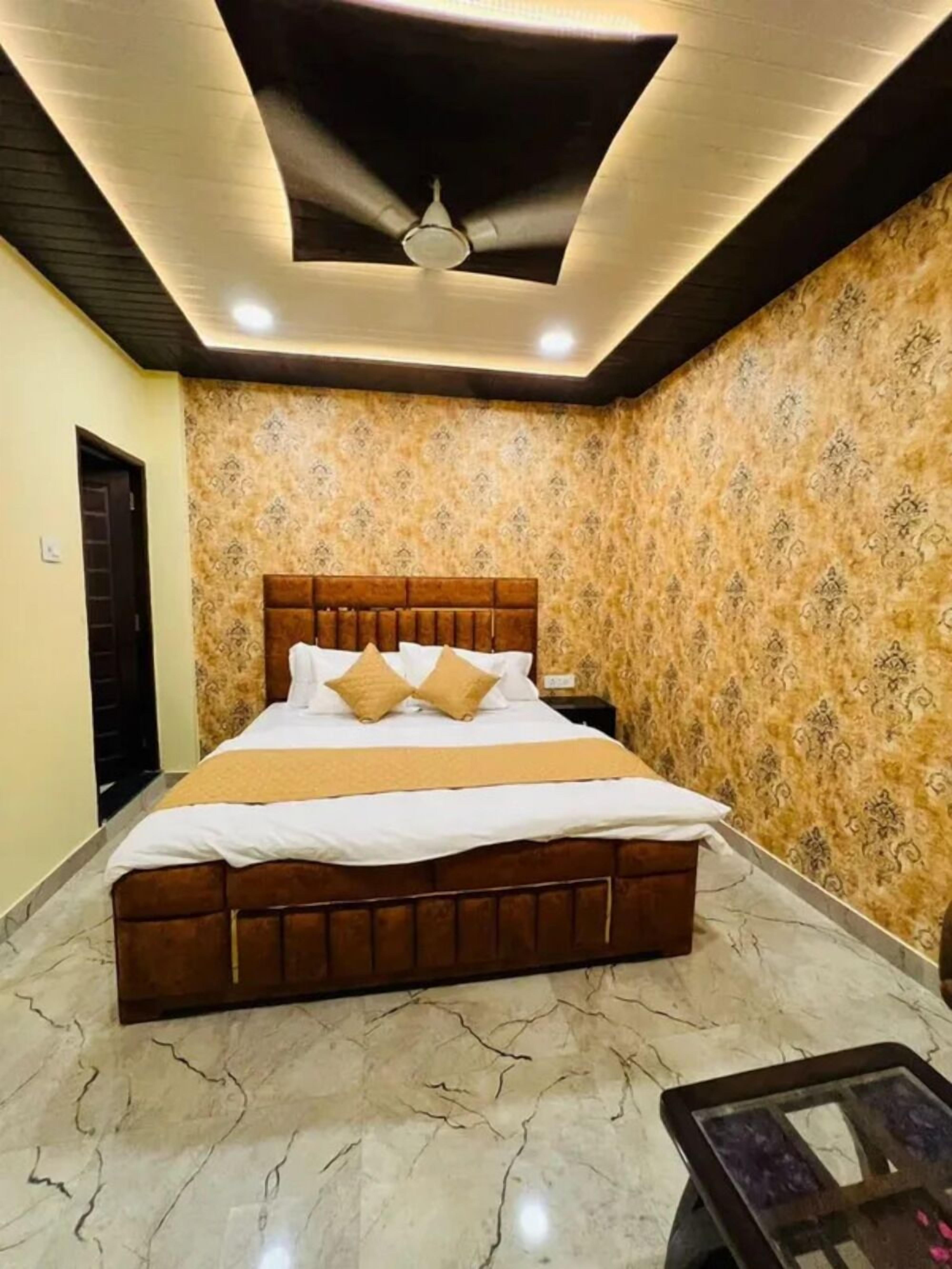 Egyptian cotton sheets, premium bedding, in-room safe, free WiFi