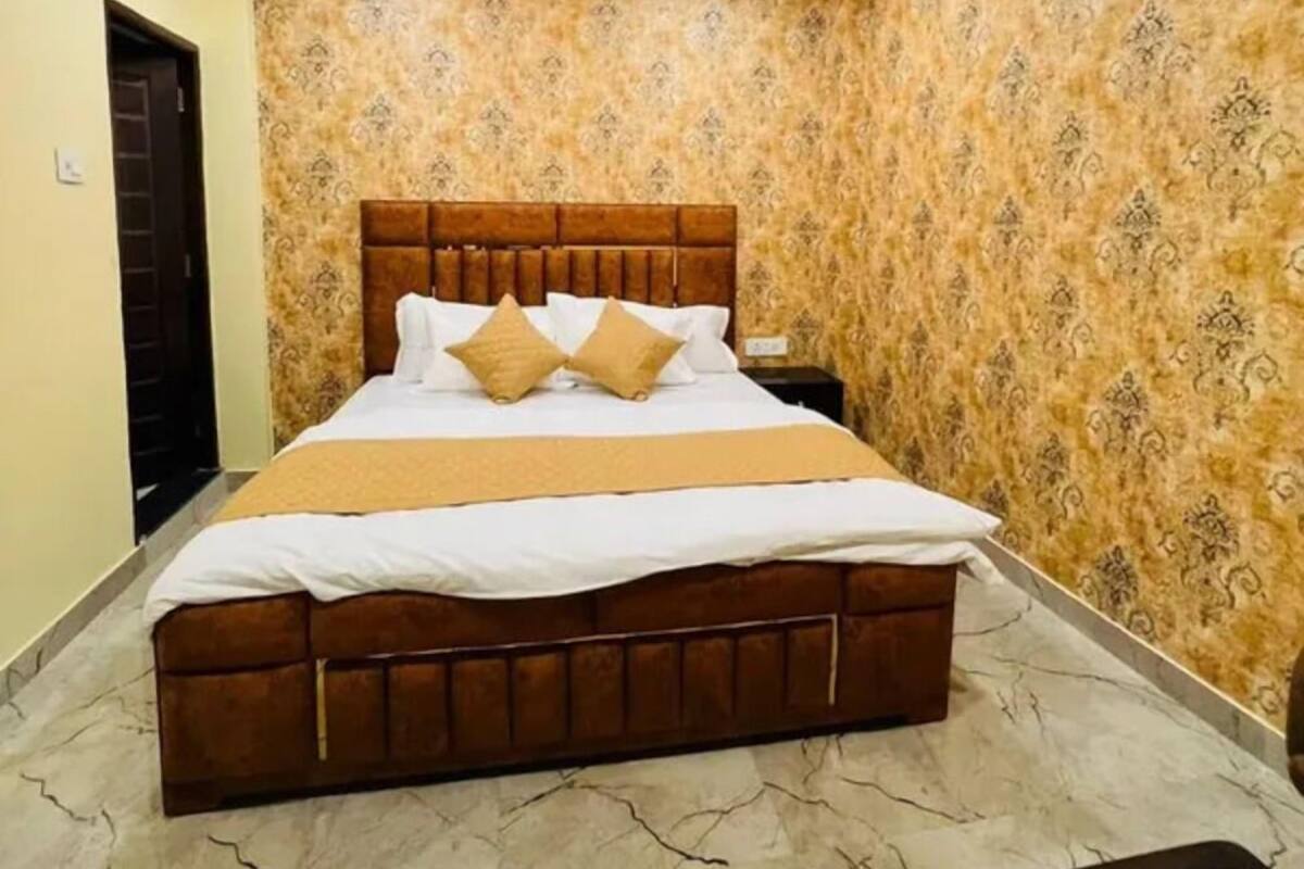 Egyptian cotton sheets, premium bedding, in-room safe, free WiFi