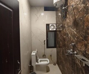 Deluxe-huone | Kylpyhuone | Suihku, sadesuihkupää, pyyhkeet, vessapaperi