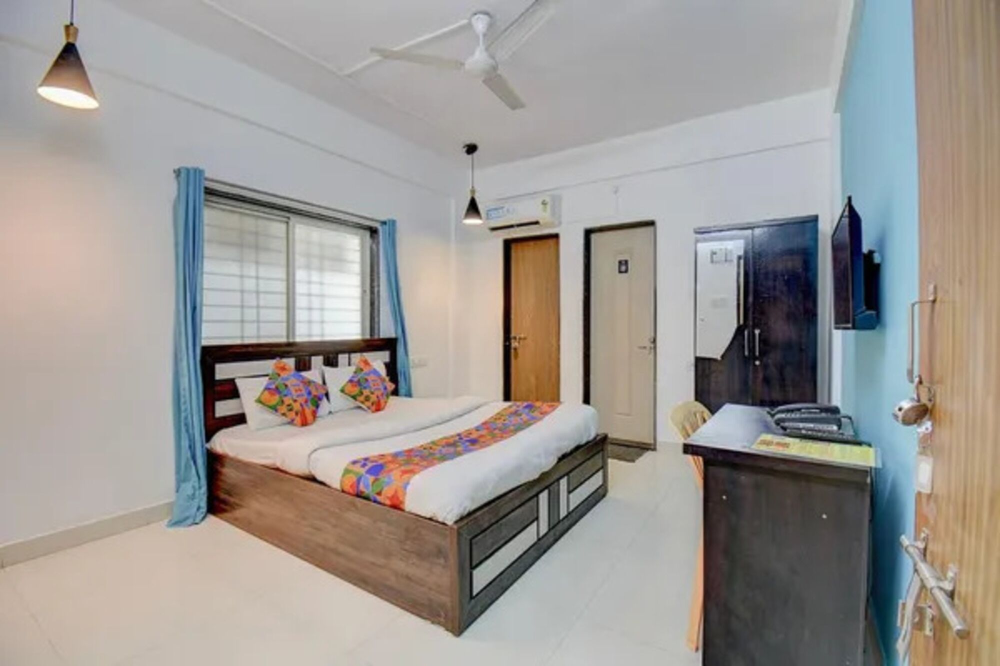 Egyptian cotton sheets, premium bedding, free WiFi, bed sheets