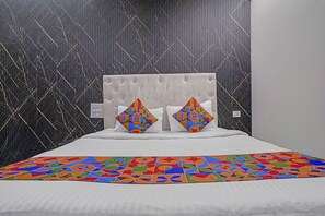 Egyptian cotton sheets, premium bedding, in-room safe, free WiFi - Fabhotel Om Residency (Mumbai)
