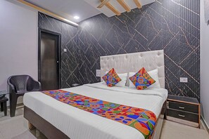 Egyptian cotton sheets, premium bedding, in-room safe, free WiFi - Fabhotel Om Residency (Mumbai)