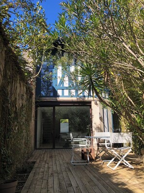 Outdoor dining - House for rent in the center of Biarritz with shaded terrace. (Biarritz)