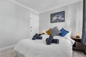 3 bedrooms, desk, free WiFi - London 3BD sleeps 8 East CR0 Station LGW 14 mins (Greater London)