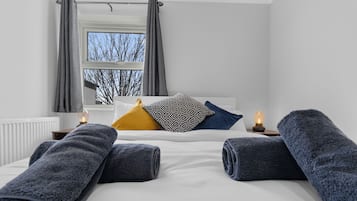 3 bedrooms, desk, iron/ironing board, travel cot