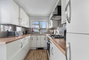Private kitchen - London 3BD sleeps 8 East CR0 Station LGW 14 mins (Greater London)