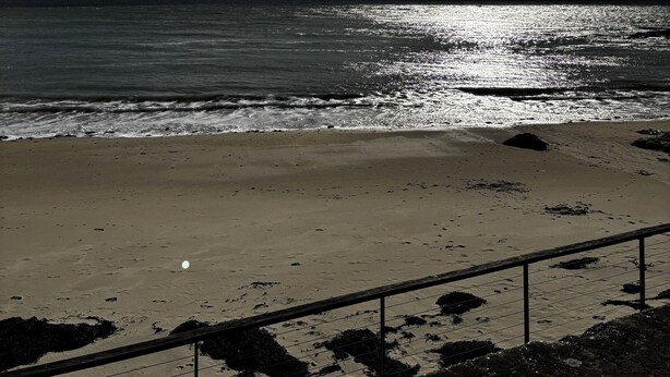 A beach with a railing, waves, and a partly cloudy sky. - Apartment Arzon - 1 bedroom and terrace (Arzon)