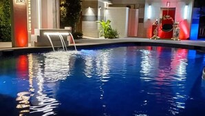 季節性室外游泳池，提供泳池遮陽傘和日光浴躺椅
