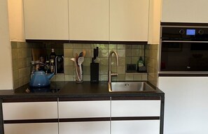 Een koelkast, een magnetron, een oven, een kookplaat