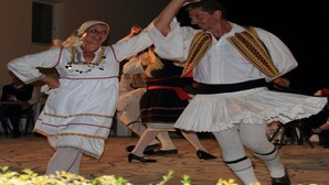 Una persona bailando con traje tradicional.
