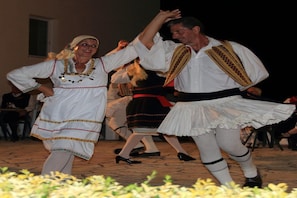 Eine Person tanzt in traditioneller Tracht.
