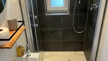 Dusche, Haartrockner, Handtücher