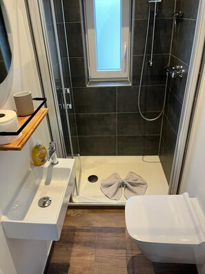 Dusche, Haartrockner, Handtücher