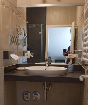 Douche, sèche-cheveux