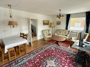 TV, stereo - Haus Kröger - Holiday home for up to 5 people, terrace, parking space, WLAN in (Wenningstedt-Braderup (Sylt))