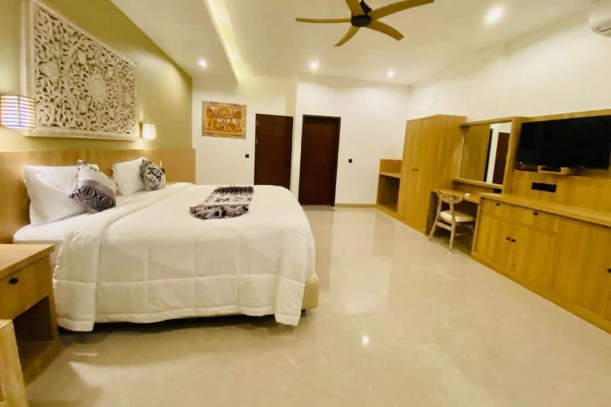 Kahden hengen superior-huone, parveke, merinäköala | Tallelokero huoneessa, työpöytä