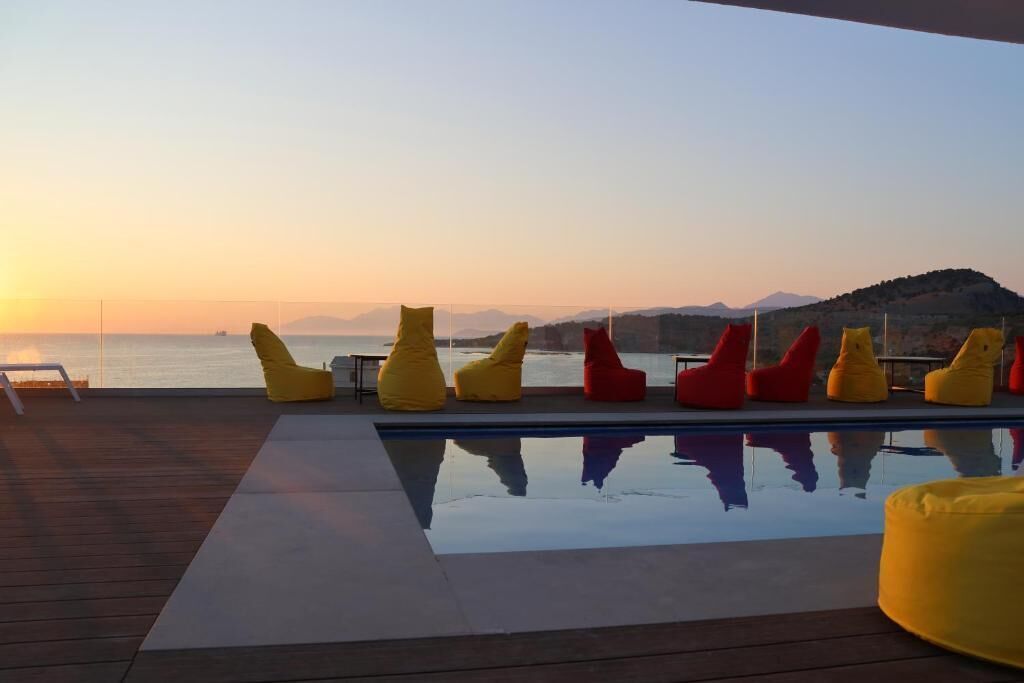 Una piscina al aire libre de temporada