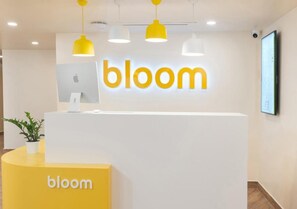 Una recepción con la palabra 'bloom' destacada en la parte superior.