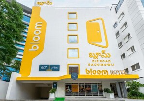 Un hotel llamado 'bloom' con un diseño moderno, que destaca por una llamativa combinación de amarillo y blanco.