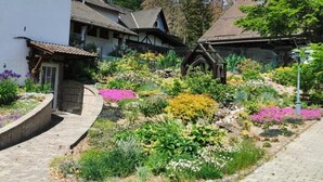 Un bâtiment de style européen traditionnel, avec un chemin de pierre menant à l’entrée.