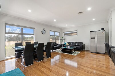 Family-Friendly 4-Bed Home with Courtyard