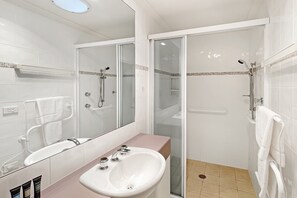 Towels - Beachside 3-Bed Apartment with Garage Parking (Batehaven)