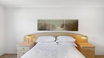 3 slaapkamers, een strijkplank/strijkijzer, reisbedje, beddengoed