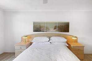 3 bedrooms, iron/ironing board, travel cot, bed sheets - Beachside 3-Bed Apartment with Garage Parking (Batehaven)