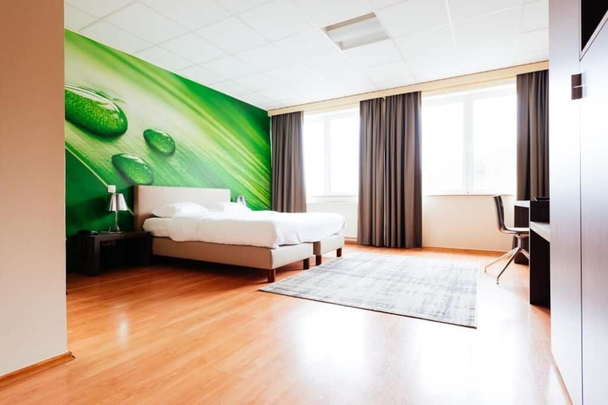 Coffres-forts dans les chambres, fer et planche à repasser