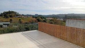 Property grounds - Junqueira Eden 
Private 2-Bedroom House with Balcony, BBQ & Shared Pool (Alcobaça)