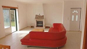 Smart TV, fireplace - Junqueira Eden 
Private 2-Bedroom House with Balcony, BBQ & Shared Pool (Alcobaça)