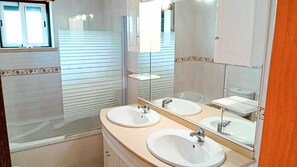 Hair dryer, bidet, towels - Junqueira Eden 
Private 2-Bedroom House with Balcony, BBQ & Shared Pool (Alcobaça)