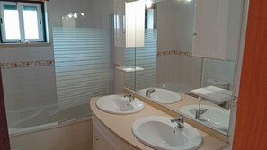 Asciugacapelli, bidet, asciugamani