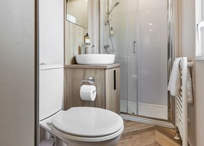 A modern bathroom with a toilet, sink, and shower. - Luxury 2 Bedroom Hot Tub sleeps 6 (Hayle)