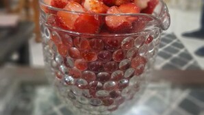 A glass with tapioca pearls and strawberries on a table. - Red Soil Strawberry Farm villa (Bhuteghar)