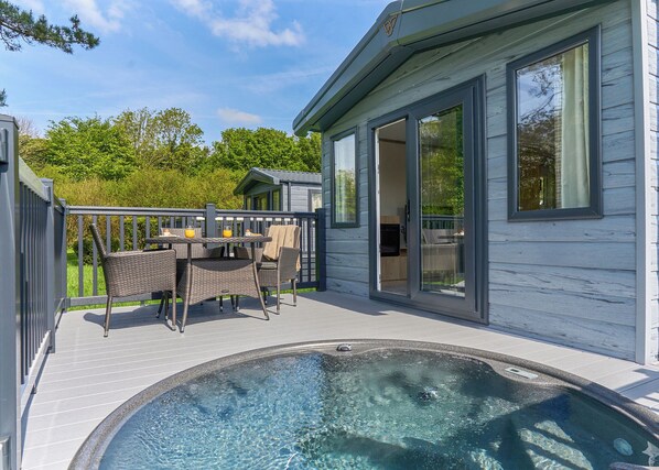 Outdoor dining - Luxury 2 bed HT (Pet) (Hayle)