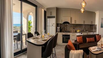 Comfort Suite, Sea View Balcony (2+1) | Private kitchen
