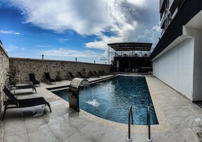 Una piscina al aire libre