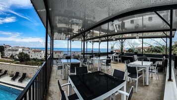 Bar junto a la piscina