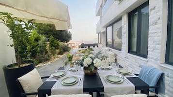 Grand-Apartment, 2 Schlafzimmer, Nichtraucher, Gartenblick | Terrasse/Patio