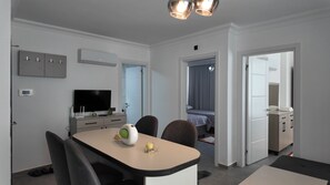 Suite Confort, balcón, vistas al mar | Restauración