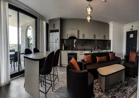 Suite Confort, balcón, vistas al mar | Zona de estar | Smart TV de 32 pulgadas con canales por satélite