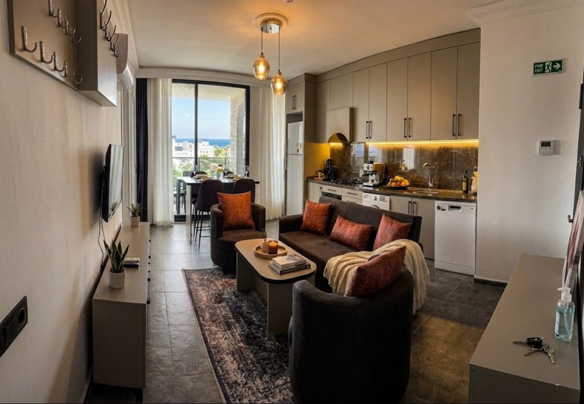 Comfort Suite, Sea View Balcony (2+1) | Wohnbereich | 32-Zoll-Smart-TV mit Satellitenempfang